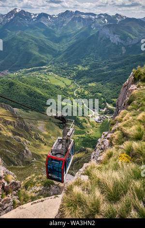 Seilbahn, Ansicht von Fuente De, Blick vom Mirador del Kabel, an der oberen Station der Seilbahn, Picos de Europa, Kantabrien, Spanien Stockfoto