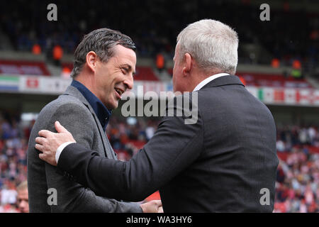 Sunderland, Großbritannien. 17 Aug, 2019. SUNDERLAND, ENGLAND AUG 17. Sunderland Manager Jack Ross mit Portsmouth Manager Kenny Jackett während der Sky Bet Liga 1 Übereinstimmung zwischen Sunderland und Portsmouth im Stadion des Lichts, Sunderland am Samstag, den 17. August 2019. Nur die redaktionelle Nutzung, eine Lizenz für die gewerbliche Nutzung erforderlich. Foto darf nur für Zeitung und/oder Zeitschrift redaktionelle Zwecke verwendet werden. (Credit: Steven Hadlow | MI Nachrichten) Credit: MI Nachrichten & Sport/Alamy leben Nachrichten Stockfoto
