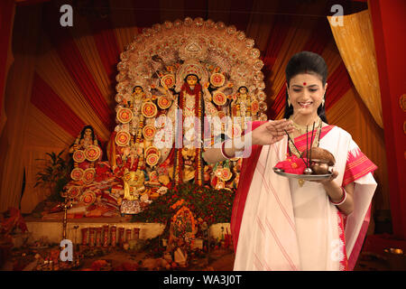 Bengali Frau feiert Durga Puja, Kolkata, Westbengalen, Indien Stockfoto