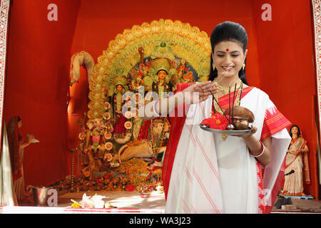 Bengali Frau feiert Durga Puja, Kolkata, Westbengalen, Indien Stockfoto