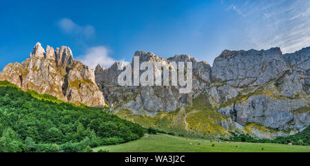 Südliche Wand auf den Berg Macizo Zentrale (den Berg Macizo Los Urrieles) über Fuente De, Picos de Europa, Kantabrien, Spanien Stockfoto