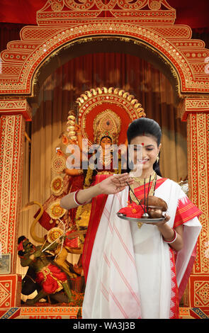 Bengali Frau feiert Durga Puja, Kolkata, Westbengalen, Indien Stockfoto