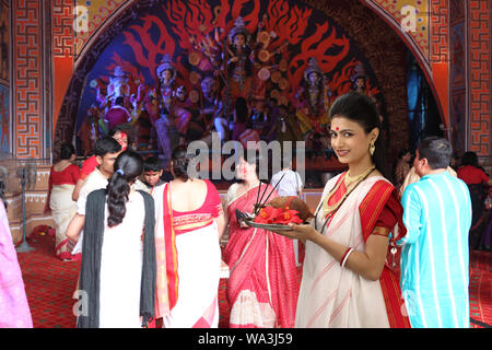 Bengali Frau feiert Durga Puja, Kolkata, Westbengalen, Indien Stockfoto