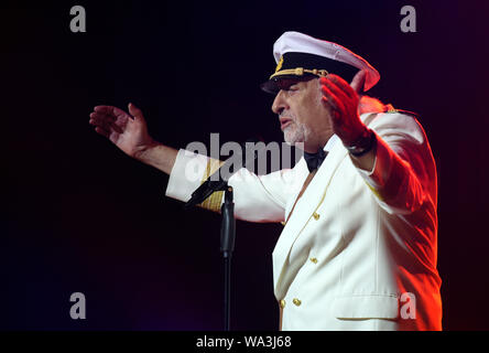 Düsseldorf, Deutschland. 15 Aug, 2019. Bei der Premiere des neuen Programms von Roncalli's Apollo Varieté" Hamburg - auf der Reperbahn Nachts um halb eins" Der Überraschungsgast des Abends war Karl Dall. Der Entertainer in der Uniform des Kapitäns begeistert das Publikum mit den Evergreens "Auf der Reeperbahn Nachts um halb eins" und "La Paloma". Das neue Programm läuft bis zum 20. Oktober 2019. Credit: Horst Ossinger/dpa/Alamy leben Nachrichten Stockfoto