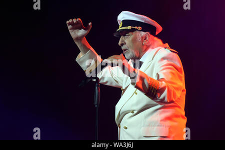 Düsseldorf, Deutschland. 15 Aug, 2019. Bei der Premiere des neuen Programms von Roncalli's Apollo Varieté" Hamburg - auf der Reperbahn Nachts um halb eins" Der Überraschungsgast des Abends war Karl Dall. Der Entertainer in der Uniform des Kapitäns begeistert das Publikum mit den Evergreens "Auf der Reeperbahn Nachts um halb eins" und "La Paloma". Das neue Programm läuft bis zum 20. Oktober 2019. Credit: Horst Ossinger/dpa/Alamy leben Nachrichten Stockfoto