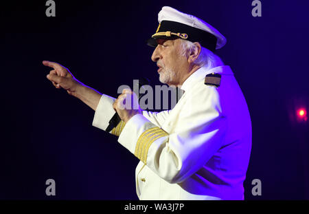 Düsseldorf, Deutschland. 15 Aug, 2019. Bei der Premiere des neuen Programms von Roncalli's Apollo Varieté" Hamburg - auf der Reperbahn Nachts um halb eins" Der Überraschungsgast des Abends war Karl Dall. Der Entertainer in der Uniform des Kapitäns begeistert das Publikum mit den Evergreens "Auf der Reeperbahn Nachts um halb eins" und "La Paloma". Das neue Programm läuft bis zum 20. Oktober 2019. Credit: Horst Ossinger/dpa/Alamy leben Nachrichten Stockfoto