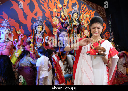 Bengali Frau feiert Durga Puja, Kolkata, Westbengalen, Indien Stockfoto