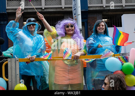 Glasgow's Gay Pride Wochenende für 2019 feiert 50 Jahre seit der Stonewall Aufstand als Stonewall 50 bekannt. Die Wochenenden Fälle beginnen mit einem Marsch durch die Innenstadt von Clyde. Ein Line up der Unterhaltung Gastronomie für die LGBT Gemeinschaft ist in verschiedenen Orten in der Stadt geplant. Stockfoto