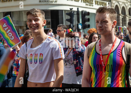 Glasgow's Gay Pride Wochenende für 2019 feiert 50 Jahre seit der Stonewall Aufstand als Stonewall 50 bekannt. Die Wochenenden Fälle beginnen mit einem Marsch durch die Innenstadt von Clyde. Ein Line up der Unterhaltung Gastronomie für die LGBT Gemeinschaft ist in verschiedenen Orten in der Stadt geplant. Stockfoto