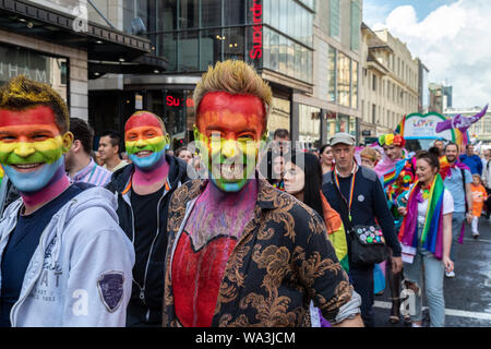 Glasgow's Gay Pride Wochenende für 2019 feiert 50 Jahre seit der Stonewall Aufstand als Stonewall 50 bekannt. Die Wochenenden Fälle beginnen mit einem Marsch durch die Innenstadt von Clyde. Ein Line up der Unterhaltung Gastronomie für die LGBT Gemeinschaft ist in verschiedenen Orten in der Stadt geplant. Stockfoto