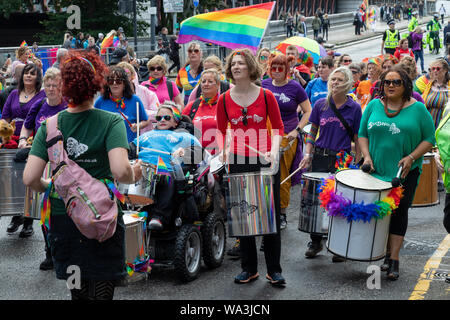 Glasgow's Gay Pride Wochenende für 2019 feiert 50 Jahre seit der Stonewall Aufstand als Stonewall 50 bekannt. Die Wochenenden Fälle beginnen mit einem Marsch durch die Innenstadt von Clyde. Ein Line up der Unterhaltung Gastronomie für die LGBT Gemeinschaft ist in verschiedenen Orten in der Stadt geplant. Stockfoto