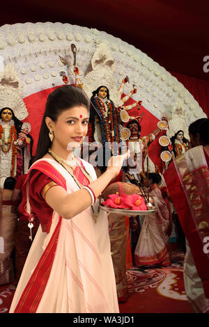 Bengalische Frauen feiern durga pooja, Kalkutta, Westbengalen, Indien Stockfoto