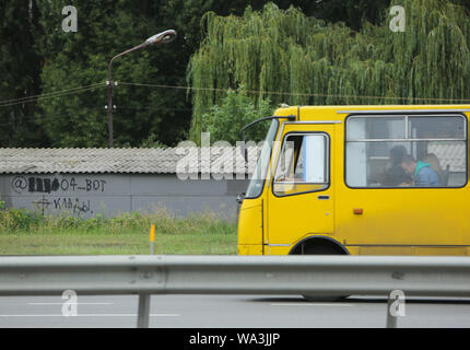 Kiew, Ukraine. 17 Aug, 2019. Ein Bus fährt vorbei an den Zaun mit Drogenhandel Telegramm Kanäle in Kiew, Ukraine, August 17, 2019 geschrieben. Die Ukraine hatte erfasst eine israelisch-amerikanische Amos Dov Silber in einer großen Online - Drogenhandel Netzwerk- und drei SBU (Security Service der Ukraine) Mitarbeiter, die im Verdacht stehen, helfen, Silber escape von Kiew Flughafen Borispol während des Prozesses der seine Auslieferung vermutet. Credit: sergii Kharchenko/ZUMA Draht/Alamy leben Nachrichten Stockfoto