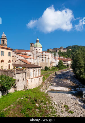 Stadt Pontremoli, Lunigiana, Toskana, Italien, in vertikale Komposition. Sommer. Stockfoto