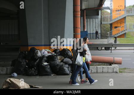 Kiew, Ukraine. 17 Aug, 2019. Eine Frau an der Drogenhandel Telegramm tv unter der Brücke in Kiew, Ukraine, August 17, 2019 geschrieben. Die Ukraine hatte erfasst eine israelisch-amerikanische Amos Dov Silber in einer großen Online - Drogenhandel Netzwerk- und drei SBU (Security Service der Ukraine) Mitarbeiter, die im Verdacht stehen, helfen, Silber escape von Kiew Flughafen Borispol während des Prozesses der seine Auslieferung vermutet. Credit: sergii Kharchenko/ZUMA Draht/Alamy leben Nachrichten Stockfoto