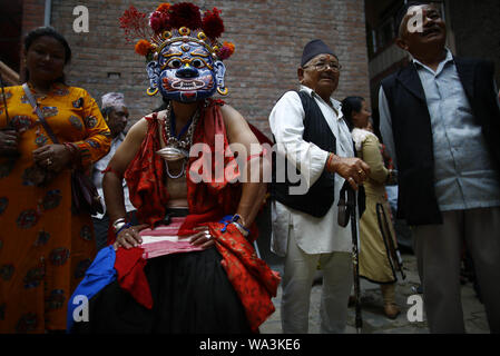 Kathmandu, Nepal. 17 Aug, 2019. Eine maskierte Tänzer bekannt als Bhairav nimmt Teil an einem traditionellen Prozession Payo Jatra Festival in der Handigaun in Kathmandu, Nepal am Samstag, 17. August 2019. Credit: Skanda Gautam/ZUMA Draht/Alamy leben Nachrichten Stockfoto