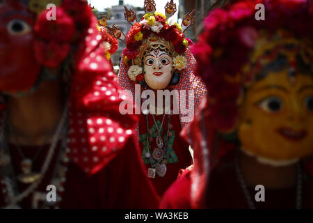 Kathmandu, Nepal. 17 Aug, 2019. Maskierte Tänzer bekannt als Ajimas nehmen Sie an einem traditionellen Prozession Payo Jatra Festival in der Handigaun in Kathmandu, Nepal am Samstag, 17. August 2019. Credit: Skanda Gautam/ZUMA Draht/Alamy leben Nachrichten Stockfoto