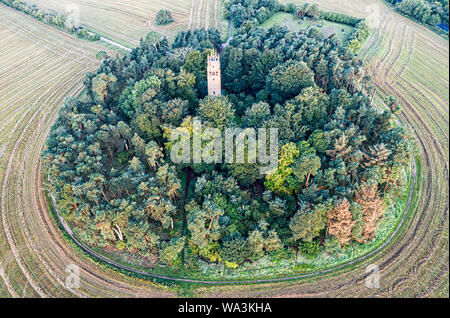 FARINGTON UK - 17. AUGUST 2019: Luftaufnahme der Torheit Turm in Faringdon Stockfoto