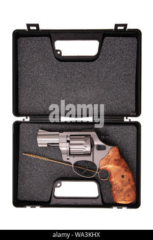 Kurze doppelläufige Revolver mit einer hölzernen in einem speziellen Kunststoffkoffer für Transport und Lagerung auf weißem Hintergrund. Gewehr Pistole drehen Stockfoto