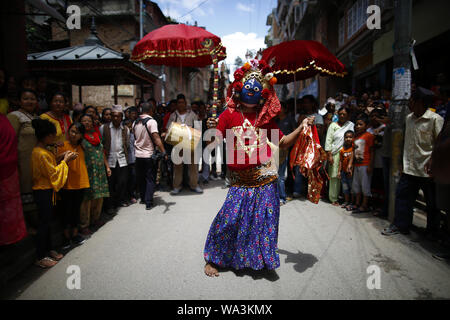 Kathmandu, Nepal. 17 Aug, 2019. Maskierte Tänzer bekannt als Ajimas nehmen Sie an einem traditionellen Prozession Payo Jatra Festival in der Handigaun in Kathmandu, Nepal am Samstag, 17. August 2019. Credit: Skanda Gautam/ZUMA Draht/Alamy leben Nachrichten Stockfoto