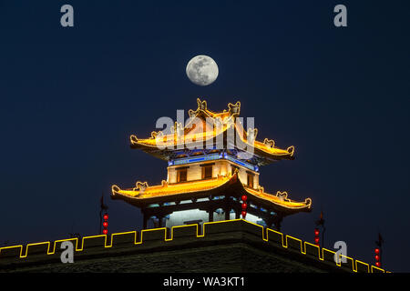 Xi'an Stadtmauer in der Nacht Stockfoto