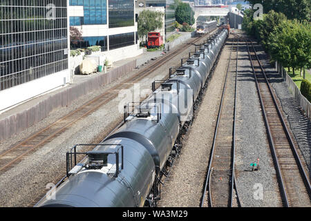 Eine Linie der Eisenbahn Zug tanker Autos Stockfoto