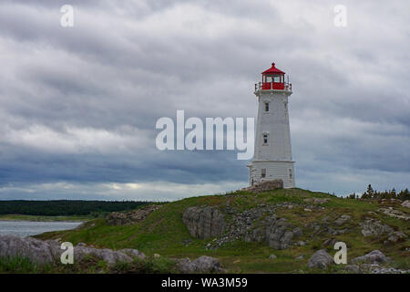 Historische Louisbourg Leuchtturm in Nova Scotia ist auf der Website der erste Leuchtturm in Kanada. Stockfoto