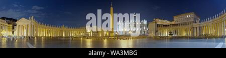 Atmosphäre am Abend, St. Peter's Square mit Obelisk und der Basilika von St. Peter, Panorama, Rom, Latium, Italien Stockfoto