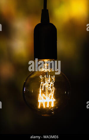 In der Nähe von Uo eine große Runde retro Glühbirne Licht in eine Energie Suppe Hintergrund. Stockfoto