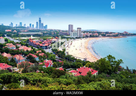 Rotes Haus und Wald in Qingdao, China Stockfoto