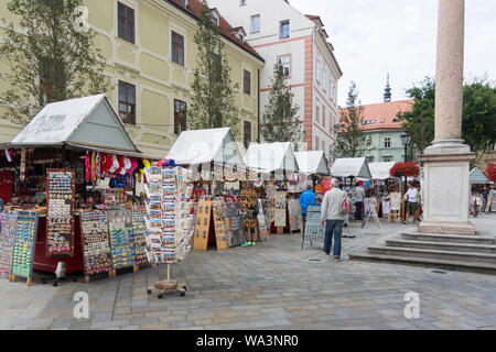 Souvenirstände auf Franziskanische Square in der alten Stadt von Bratislava, Slowakei Stockfoto