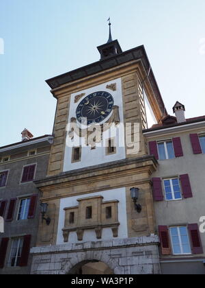 Bern Gate in europäischen Murten Stadt im Kanton Freiburg in der Schweiz mit klarem, blauem Himmel in 2018 warmen Sommertag im August - Vertikal. Stockfoto