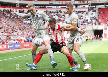 Sunderland, Großbritannien. 17 Aug, 2019. SUNDERLAND, ENGLAND, May 17 th Sunderland Lynden Gooch konkurriert für die Kugel mit Portsmouth von Lee Brown und Portsmouth Rolands Curtis während der Sky Bet Liga 1 Übereinstimmung zwischen Sunderland und Portsmouth im Stadion des Lichts, Sunderland am Samstag, den 17. August 2019. Nur die redaktionelle Nutzung, eine Lizenz für die gewerbliche Nutzung erforderlich. Foto darf nur für Zeitung und/oder Zeitschrift redaktionelle Zwecke verwendet werden. (Credit: Steven Hadlow | MI Nachrichten) Credit: MI Nachrichten & Sport/Alamy leben Nachrichten Stockfoto