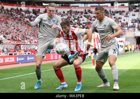 Sunderland, Großbritannien. 17 Aug, 2019. SUNDERLAND, ENGLAND, May 17 th Sunderland Lynden Gooch konkurriert für die Kugel mit Portsmouth von Lee Brown und Portsmouth Rolands Curtis während der Sky Bet Liga 1 Übereinstimmung zwischen Sunderland und Portsmouth im Stadion des Lichts, Sunderland am Samstag, den 17. August 2019. Nur die redaktionelle Nutzung, eine Lizenz für die gewerbliche Nutzung erforderlich. Foto darf nur für Zeitung und/oder Zeitschrift redaktionelle Zwecke verwendet werden. (Credit: Steven Hadlow | MI Nachrichten) Credit: MI Nachrichten & Sport/Alamy leben Nachrichten Stockfoto