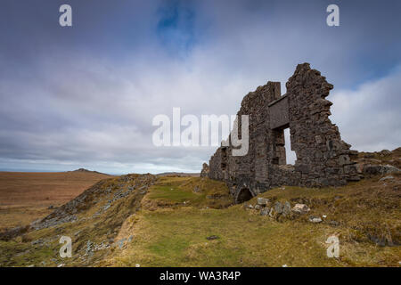 Atemberaubende Aussicht der verfallenen Gebäude an der stillgelegten Steinbruch auf Foggintor Nationalpark Dartmoor, Devon, Großbritannien Stockfoto