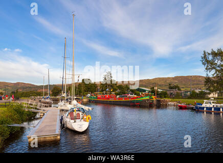 Die Boote sind auf dem Caledonial Canal in der Nähe des Schlosses Gates in Fort Augustus in Schottland günstig. Stockfoto