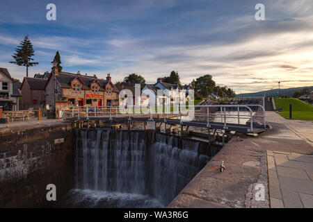 Wasserkaskaden über die schleusentore auf dem Caledonian Canal an Fort Augustus, in der Nähe von Loch Ness in Schottland an einem sonnigen Tag Stockfoto