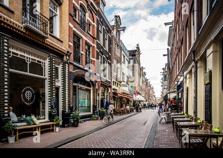 AMSTERDAM, NIEDERLANDE, 31. AUGUST 2018: Street Scene von Amsterdam an einem Sommertag mit echten Menschen und Architektur. Stockfoto