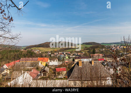 Burg Bouzov Dorf mit schönen Landschaft um von der Mischung aus Wiesen, Feldern und kleinen Hügeln von Wald in der Tschechischen Republik duri abgedeckt bestehen Stockfoto