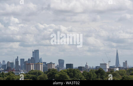 Eine allgemeine Ansicht eines bewölkten Himmel über London von Primrose Hill, wie blustery Duschen sind in Großbritannien in den nächsten Tagen erwartet, während die Hoffnungen auf eine Bank Holiday Hitzewelle von Prognostiker zunichte gemacht wurden. Stockfoto