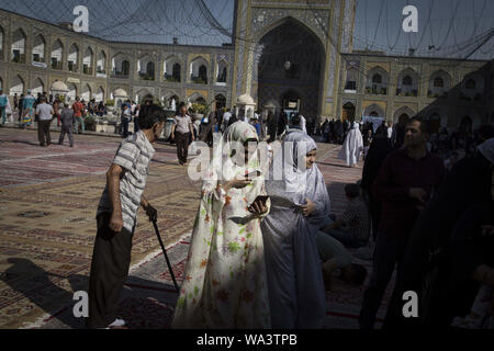 Mashhad, Razavi Khorasan, Iran. 15 Aug, 2019. Muslimische Pilger zu Fuß in das Mausoleum des Imam Reza, der 8 schiitischen muslimischen Imam und Enkel des Propheten Mohammad in Mashhad, 900 km (540 Meilen) im Nordosten von Teheran, Iran. Der heilige Schrein und das Museum eine der größten kulturellen und künstlerischen Schätze der Iran, insbesondere Manuskript Bücher und Gemälde. Mehrere wichtige theologische Schulen sind mit dem Heiligtum der Achte Imam verbunden. Es gibt auch über 28 Millionen Pilger, die das Heiligtum jedes Jahr besuchen. Credit: rouzbeh Fouladi/ZUMA Draht/Alamy leben Nachrichten Stockfoto