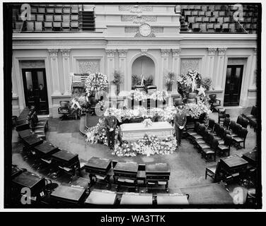 Körper von Illinois Senator liegt in Staat im Plenarsaal des Senats. Washington, D.C., am 12. April. Der Körper des verstorbenen Senator aus Illinois, J. Schinken Lewis liegen im Zustand im Plenarsaal des Senats heute, wo Letzte Riten durchgeführt wurden. 4-12-39 Stockfoto