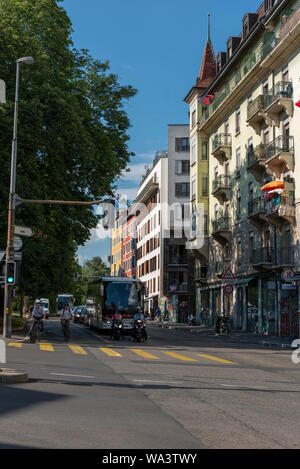 Genf, Schweiz - Juli, 08, 2019: Genfer See und das Stadtbild an einem sonnigen Sommertag. Rue de Montbrillant in der Nähe von Bahnhof Cornavin. Stockfoto