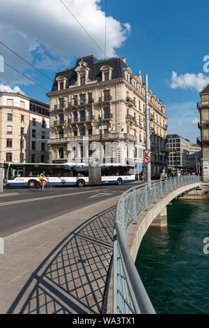 Genf, Schweiz - Juli, 08, 2019: Blick auf eine öffentliche Straßenbahn auf der Straße Rue des Moulins in Genf Zentrum Stadt, die hat einen sehr guten öffentlichen Verkehrs Stockfoto