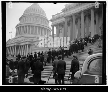 Körper der Veteran Illinois Senator Capitol verlassen für letzte Ruhestätte. Washington, D.C., am 12. April. Letzte Riten für den verstorbenen Senator aus Illinois, J. Schinken Lewis, wurden heute im Senat Kammer, wo der Körper im Zustand durchgeführt. Präsident Roosevelt, Mitglieder des Kabinetts, U.S. Supreme Court und der Senat den Kollegen des Verstorbenen Senator nahmen an der Dienstleistungen. Dieses Bild zeigt den Körper von der Capitol durchgeführt werden. 4-12-39 Stockfoto