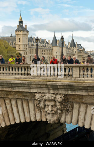 Palais de Justice (Justizpalast) Gebäude und Pont Notre Dame Brücke mit Blick auf die Seine. Paris, Frankreich. Stockfoto