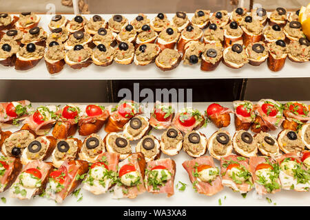 Aubergine Pastete mit Frischkäse und Schinken mit Caprese Salat auf Baguette Scheiben - Bruschetta - einzigen Happen serviert - arrangiert party Fingerfood Stockfoto