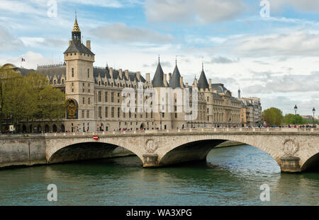 Palais de Justice (Justizpalast) Gebäude und Pont au Change Brücke mit Blick auf die Seine. Paris, Frankreich. Stockfoto