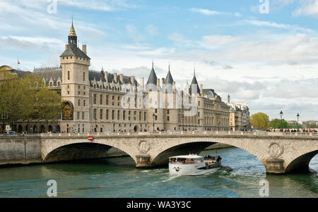 Bootsfahrt vorbei am Palais de Justice (Justizpalast) Gebäude und Pont au Change Brücke. Seine, Paris, Frankreich. Stockfoto