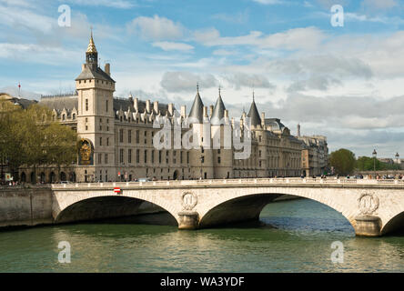 Palais de Justice (Justizpalast) Gebäude und Pont au Change Brücke mit Blick auf die Seine. Paris, Frankreich. Stockfoto